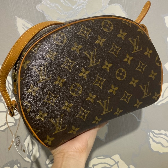 Authentic Louis Vuitton Blois,no peeling with cracking on vachetta strap only. - Picture 15 of 17